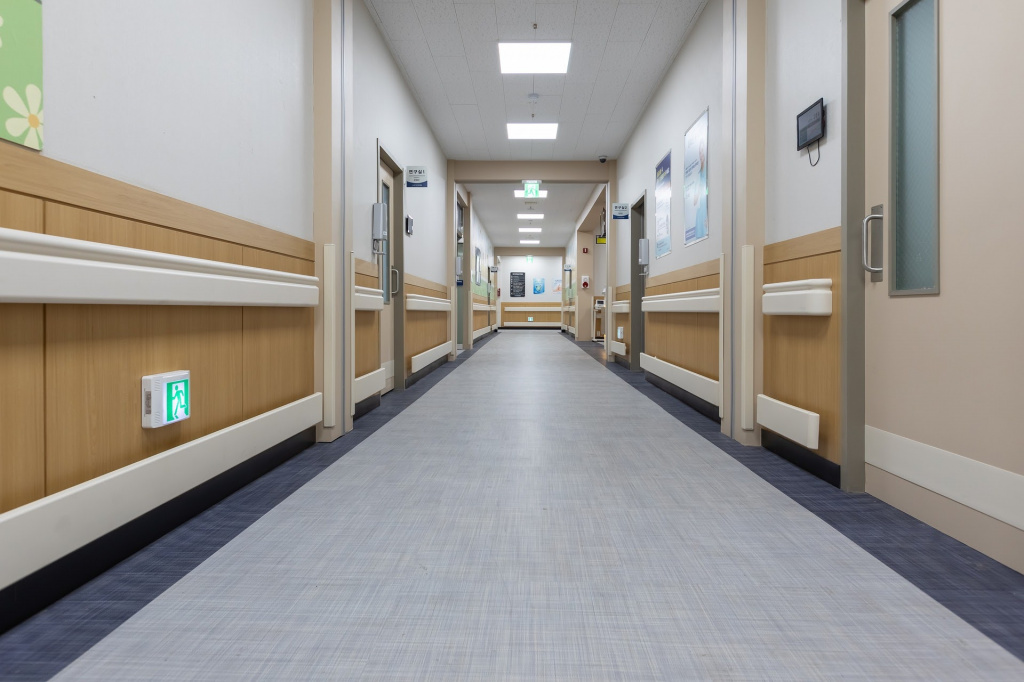 hallway-5979689_1920.jpg